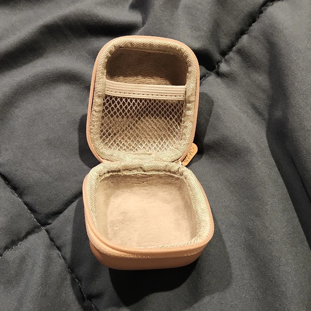 Air buds zippered case